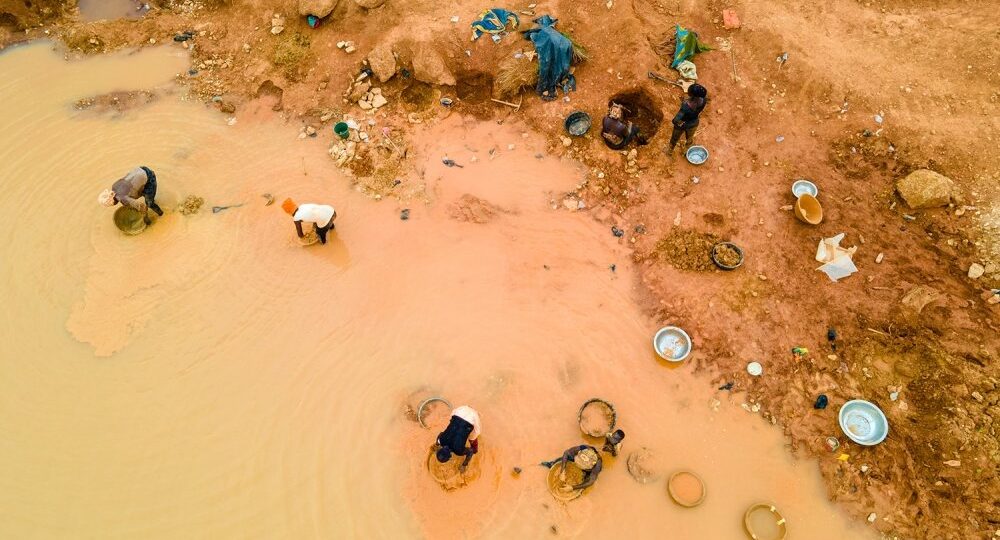 ST_Ghana-Gold-Mining_shutterstock_2289927617_reiszed.jpg